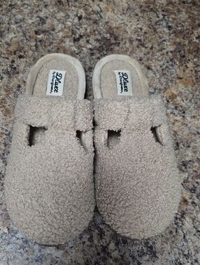 Deluxe by Dearfoams Women's Cream Sherpa Slip-On Mules